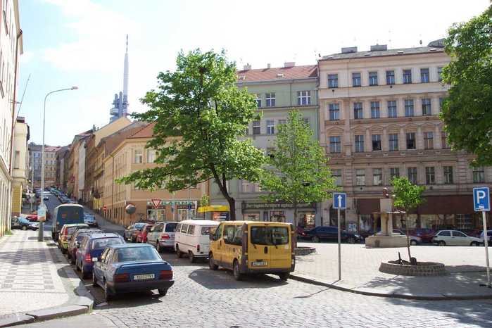 Zdroj: https://upload.wikimedia.org/wikipedia/commons/e/ed/Praha%2C_%C5%BDi%C5%BEkov%2C_n%C3%A1m%C4%9Bst%C3%AD.jpg